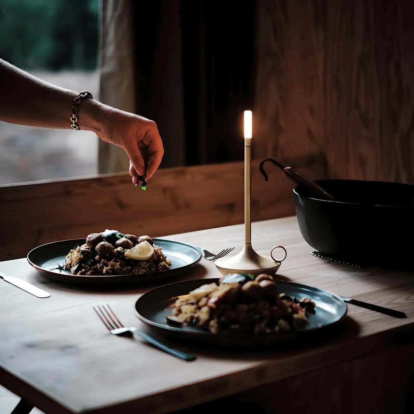 Nordisk™ Oppladbar Lysestake | Dimmbar og Bærbar Dekorbelysning med Rustikk Eleganse
