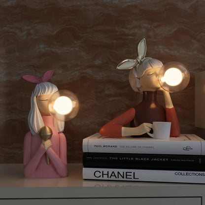 Artisan Sisters Bordlampe – Håndlaget Designerlampe i Tre & Tekstil | Elegant & Stemningsfull Belysning til Hjem & Kontor